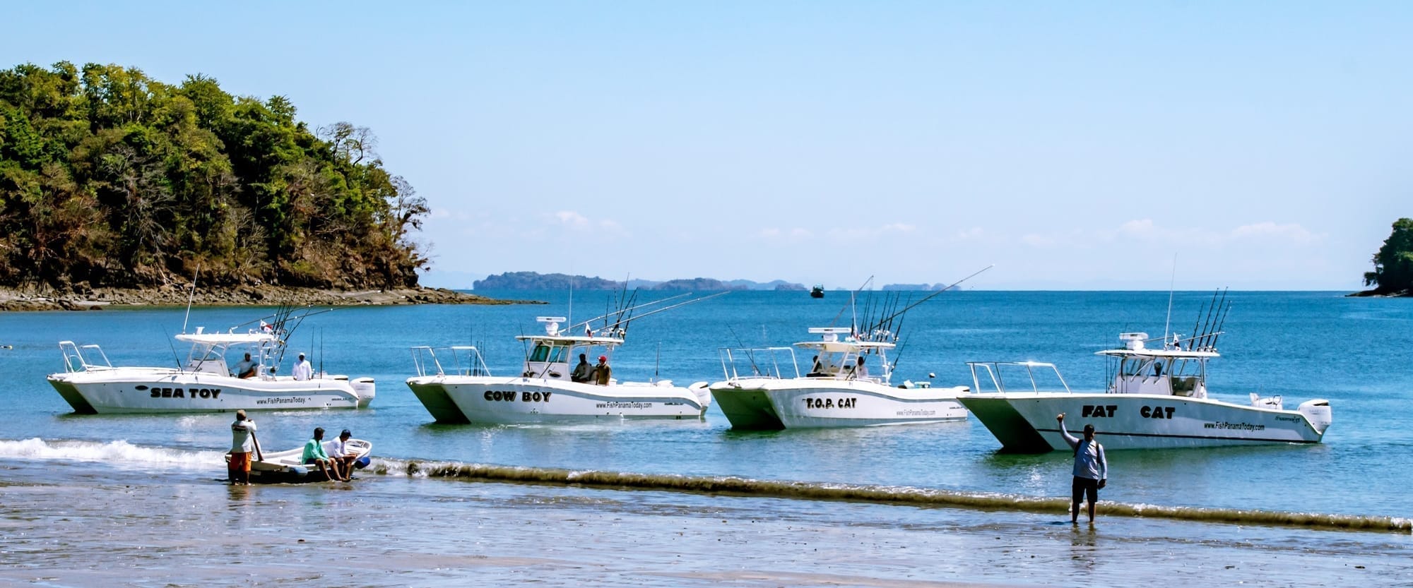 A catamaran underway in the Gulf of Chiriquí