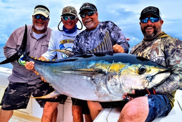 Anglers with a yellowfin tuna in the Gulf of Chiriquí